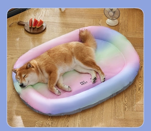 Esterilla refrescante arcoíris para mascotas con un perro Shiba Inu en un ambiente veraniego