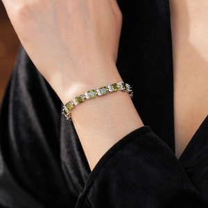 Primer plano de pulsera con circonitas cuadradas verde oliva en cadena de plata