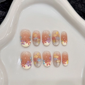 Faux ongles courts ronds avec motif floral, dégradé rose et french tips blanches