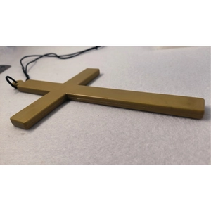 Dettaglio della collana con croce in plastica dorata opaca per costumi da prete e suora