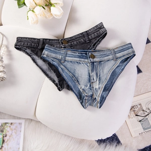 Flat lay di pantaloncini di jeans neri e azzurri su una superficie trapuntata