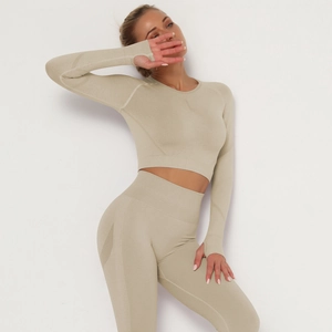 Dettaglio del set yoga senza cuciture con asole per i pollici e tessuto elastico