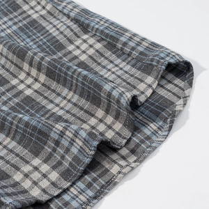 Détail du tissu en flanelle à carreaux avec une finition soignée à double couture
