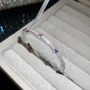 Vue détaillée du bracelet flèche cœur en argent avec zircons blancs étincelants