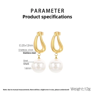 Makroansicht goldener hohler Tropfenohrringe mit Muschelperlen und Produktabmessungen
