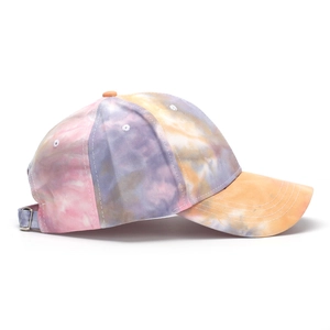 Cappellino da baseball tie-dye rosa e viola con fibbia in metallo su sfondo bianco puro