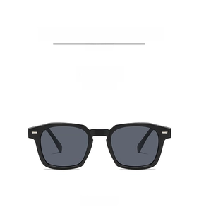 Vista frontal de gafas de sol cuadradas negras con lentes grises y remaches de plata