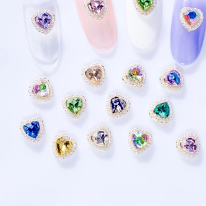 Charm's ongles cœur aurore 3D avec bordure de perles en couleurs variées pour manucure