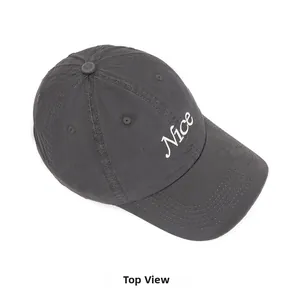 Vista dall'alto del cappello in cotone grigio scuro con ricamo Nice e cuciture rifinite