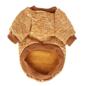 Detail eines warmen Haustier-Strickpullovers mit Rippbündchen auf weißem Grund