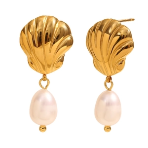 Boucles d'oreilles coquillage plaquées or 18 carats avec perles gouttes sur fond blanc