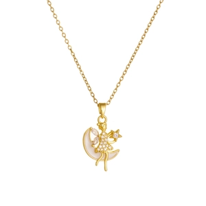 Collier céleste doré élégant avec pendentif fée tenant la lune orné de pierres en zircon