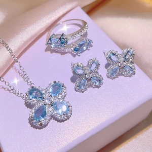 Elegantes blaues Aquamarin Kleeblatt Schmuckset auf Seide mit Halskette, Ring und Ohrringen