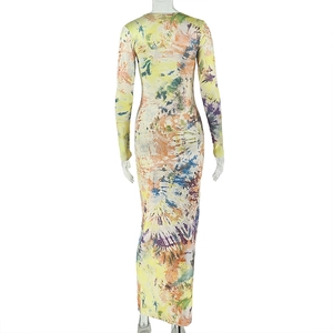 Vue arrière d'une robe longue moulante avec un imprimé tie-dye multicolore dynamique