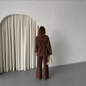 Vista posteriore di un completo marrone scuro con maglia a maniche lunghe e pantaloni