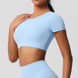 Gros plan du haut court sans couture bleu clair avec col rond pour le yoga