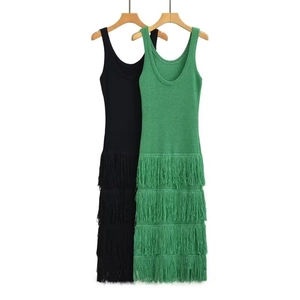 Robe en tricot sans manches à col en U moulante avec franges en noir et en vert