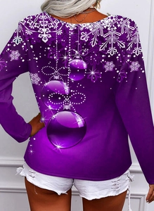 Rückansicht eines lila Weihnachtsshirts mit weißen Schneeflocken und festlichem Aufdruck