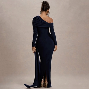 Robe longue bleu marine élégante à une épaule avec ruban long et design drapé froncé