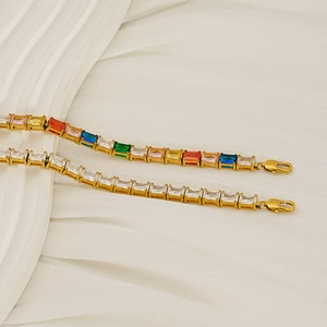 Details von bunten rechteckigen Zirkonia-Tennisarmbändern mit Goldfinish und Karabiner