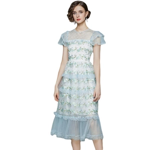 Robe midi en tulle bleu clair brodée de fleurs avec volants et manches courtes