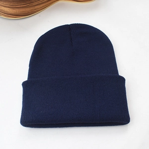 Texture de maille détaillée et revers côtelé d'un bonnet d'hiver bleu marine