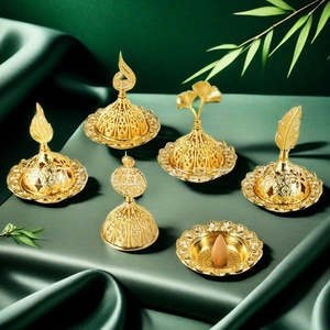Brûleur d'encens arabe doré élégant avec ornements en filigrane et motifs de feuilles