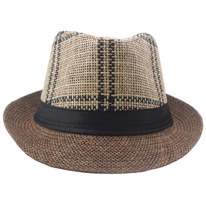 Dettaglio di un cappello fedora in paglia bicolore con nastro nero e cuciture