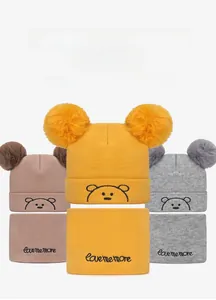 Ensemble bonnet et écharpe en tricot pour bébé avec pompons et broderie d'ours