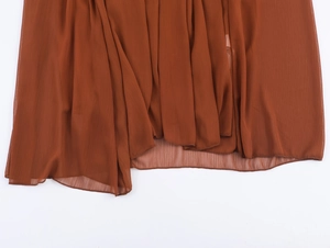 Detailaufnahme des braunen Chiffon-Plisseesaums mit hochwertiger Kantenverarbeitung