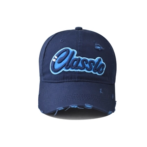 Detalle del bordado 3D clásico y los acabados vintage en la gorra de algodón azul marino