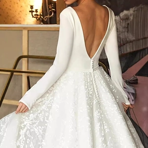 Robe de mariée élégante à manches longues avec dos en V profond et traîne en dentelle