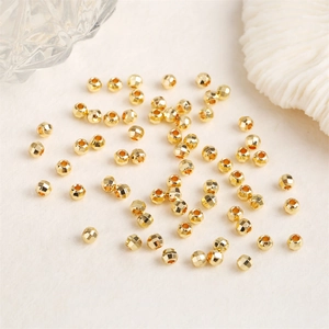 Macro-opname van 14K goud gevulde gefacetteerde kralen voor DIY sieraden maken