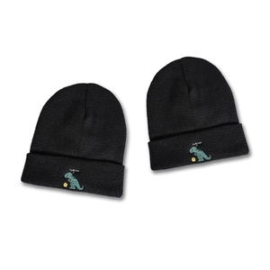 Bonnet en tricot noir pour femme avec broderie dinosaure et texture thermique chaude