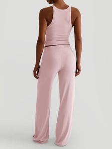 Vista posteriore di un set in maglia a coste rosa con canotta e pantaloni larghi