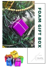 Coffrets cadeaux de Noël en mousse colorée suspendus au sapin avec rubans brillants