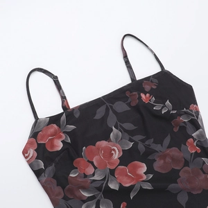 Détail des bretelles réglables et de l'imprimé floral rose rouge sur robe en résille