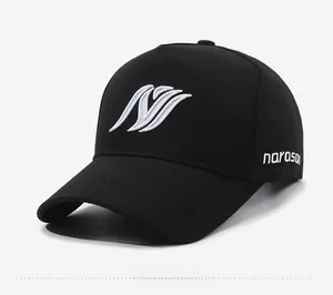 Détail de la casquette de baseball noire avec logo abstrait blanc et broderie narason