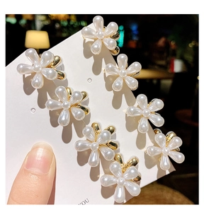 Lot de 8 mini barrettes à cheveux fleurs en perles sur une carte d'exposition