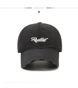 Vue détaillée d'une casquette en mesh respirant noir avec broderie Redbat blanche