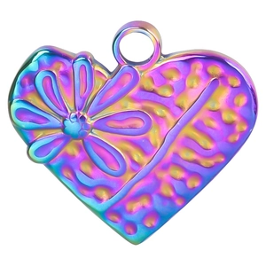 Vue macro détaillée d'un pendentif cœur irisé avec des motifs floraux gravés