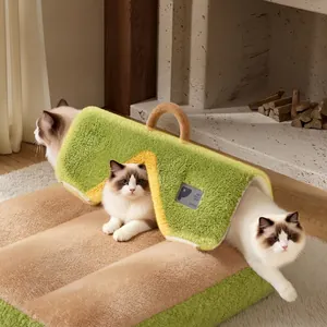 Pluche kattentunnelbed in groen en kaki met spelende katten in een gezellige huiselijke sfeer
