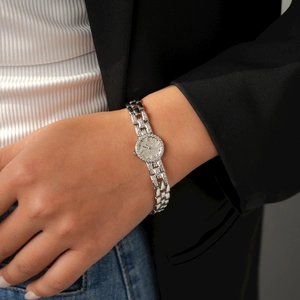 Dettaglio di un elegante bracciale in argento con zirconi sul polso di una modella