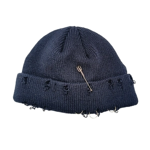 Bonnet en maille bleu marine effet usé avec épingle à nourrice et anneaux en métal