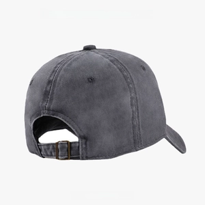 Détail de la boucle en métal et texture en coton lavé sur la casquette de baseball gris foncé