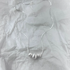 Collana minimalista in argento sterling 925 con catena a serpente e tre sfere opache