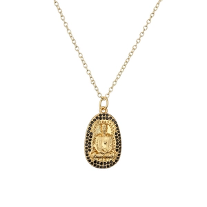 Collana con pendente Buddha dorato con zirconi neri e catena a O su sfondo bianco