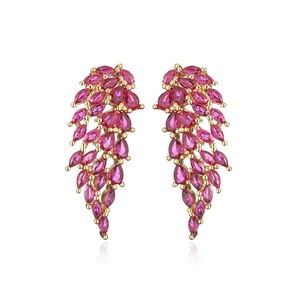 Opvallende gouden oorbellen in verenvorm met roze zirkoonstenen in luxe stijl