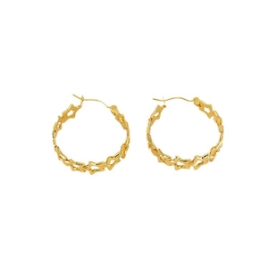Détail de boucles d'oreilles créoles étoiles évidées dorées au fini poli brillant