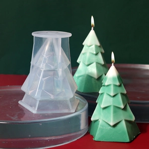 Dettaglio dello stampo in silicone per albero di Natale 3D con candele verdi finite